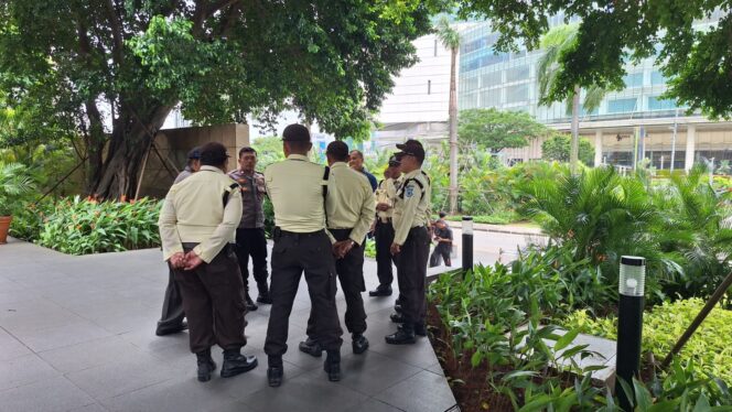 
					Polri Tingkatkan Keamanan Pusat Perbelanjaan, Bhabinkamtibmas Gelora Sambangi Satpam Plaza Senayan
