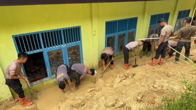 
					Brimob Polda Sumut Bersihkan Lumpur di SMP Negeri 2 Pandan Nauli Pascabencana