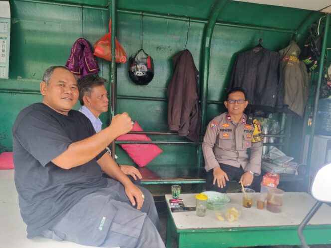 
					Melalui Sambang, Bhabinkamtibmas Karet Tengsin Ajak FBR dan Warga Jaga Kondusivitas Wilayah