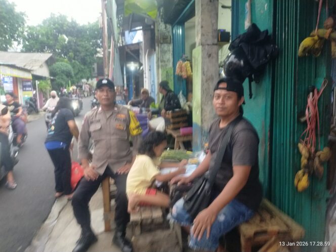 
					Bhabinkamtibmas Galur Perkuat Cooling System, Sambang Warga RW 01 Johar Baru