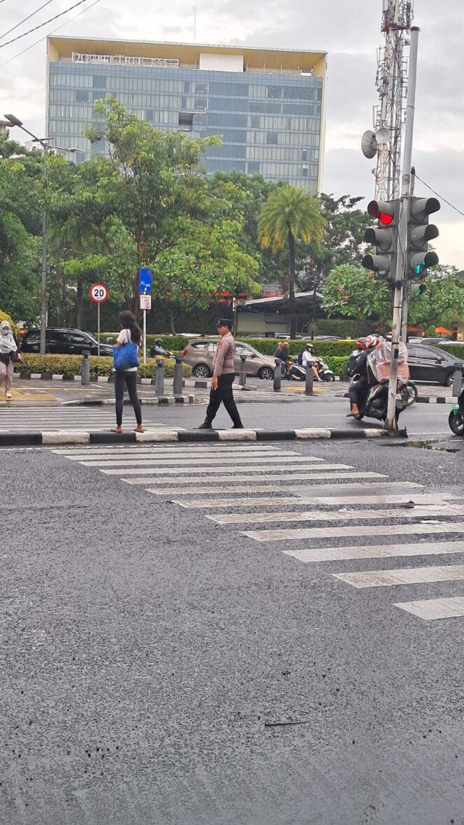 
					Kapolsubsektor Pegangsaan Urai Kepadatan Sore di TL Megaria Menteng