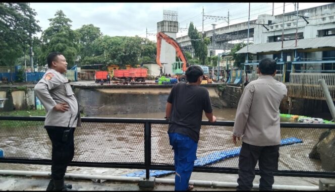 
					Kapolsubsektor Latuharhari Pantau Pintu Air Manggarai, Status Siaga 4 Masih Aman Terkendali