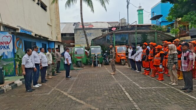 
					Sinergi Tiga Pilar Wujudkan Galur Tertib dan Bersih, Polisi Kawal Penataan Lingkungan di Johar Baru