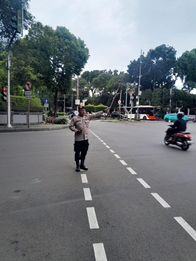 
					Personel Patmor Menteng Siaga, Pagi Hari Lalin Taman Suropati Tetap Lancar