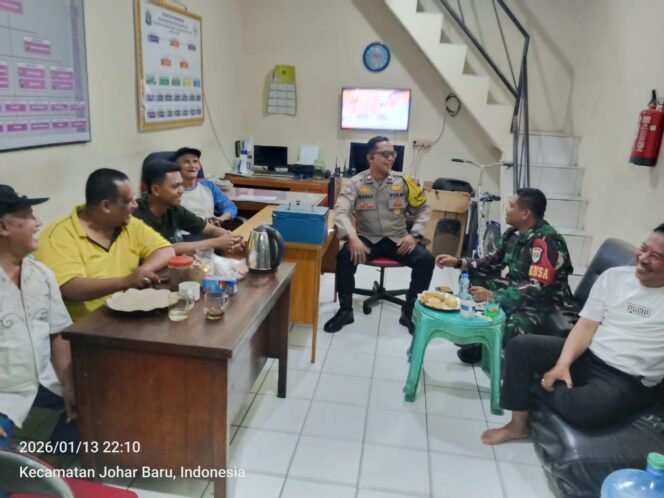 
					Bhabinkamtibmas dan Babinsa Sambangi Pos Satkamling, Kampung Rawa Perkuat Keamanan Lingkungan Malam Hari