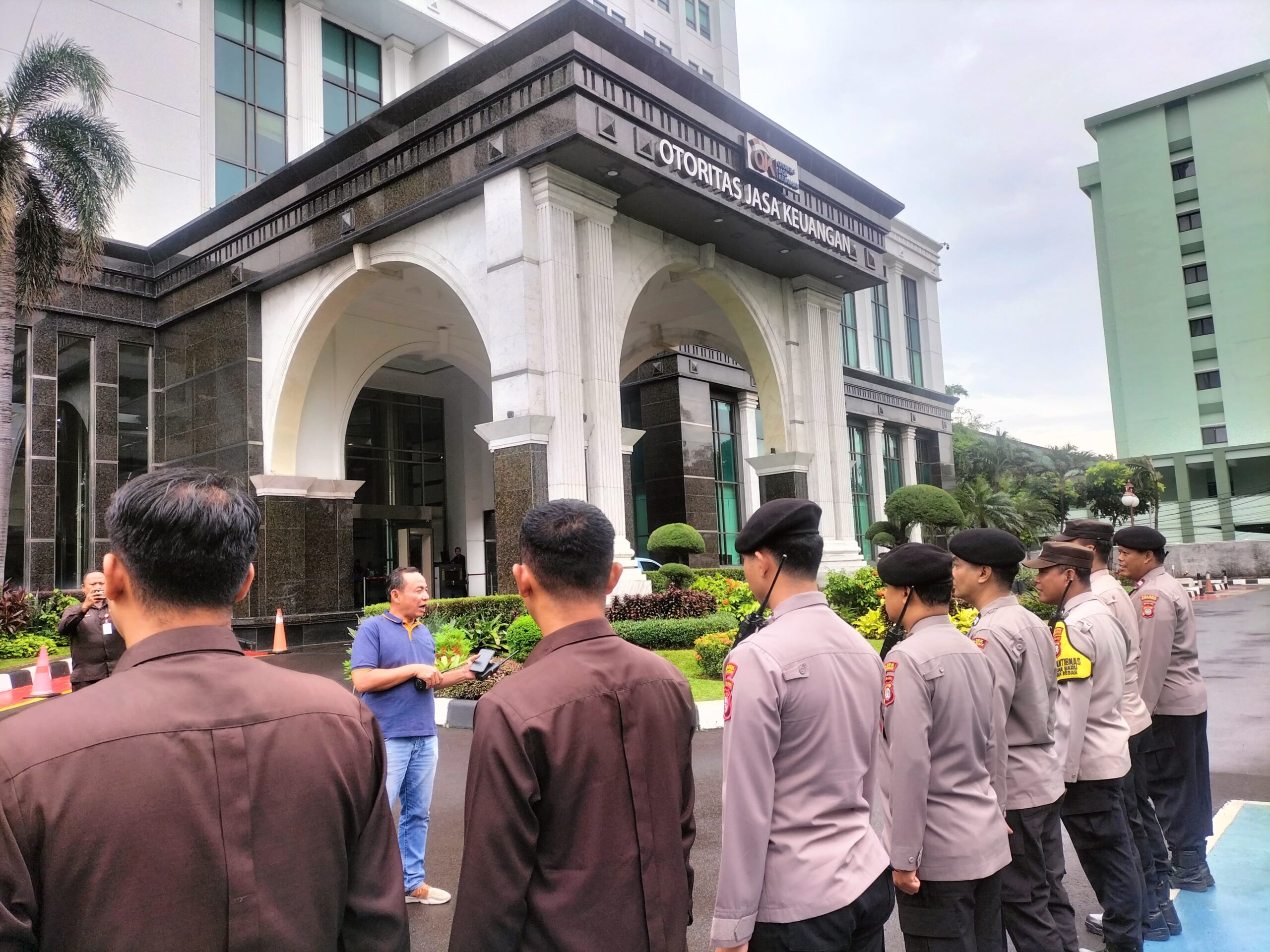 Pelayanan Polri Dalam Unjuk Rasa di Kantor OJK Jakpus Berjalan Kondusif