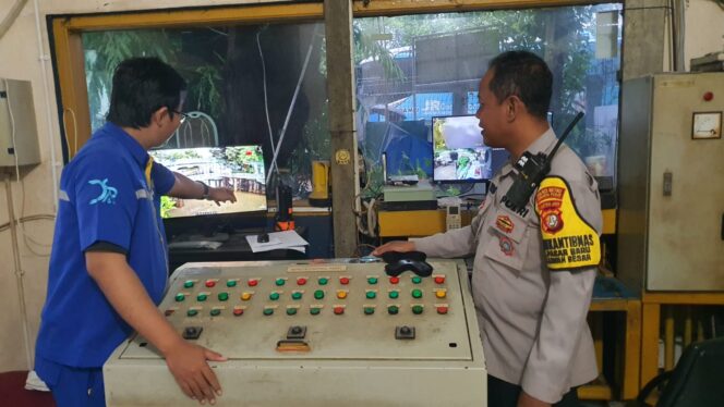 
					Cegah Banjir Sejak Dini, Bhabinkamtibmas Cek Pintu Air Istiqlal