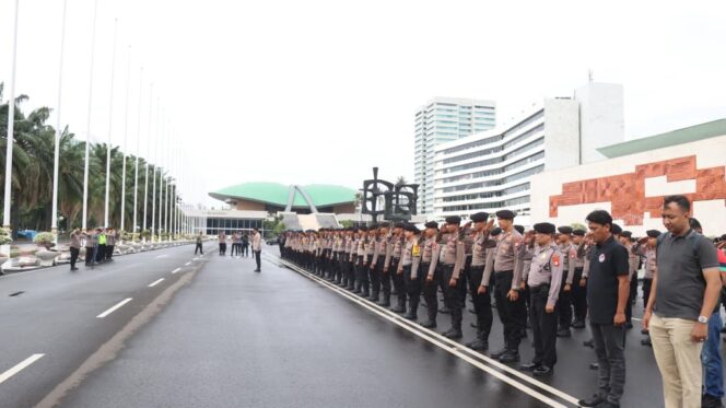 
					685 Personel Gabungan Layani Aksi Unjuk Rasa KSPI di DPR/MPR RI
