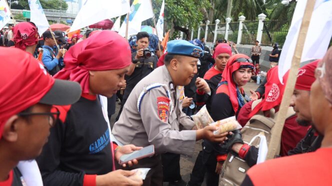 
					Polri Bagikan Snack kepada Massa Aksi Buruh di DPR/MPR RI, Situasi Berlangsung Kondusif