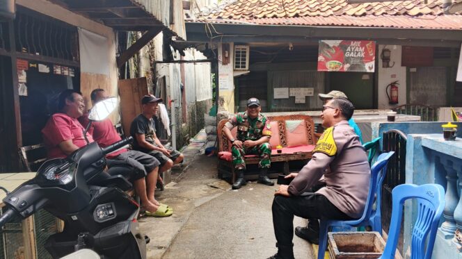 
					Cooling System dan Patroli Dialogis, Polisi–TNI Sambangi Lingkungan RW 06 Kampung Rawa