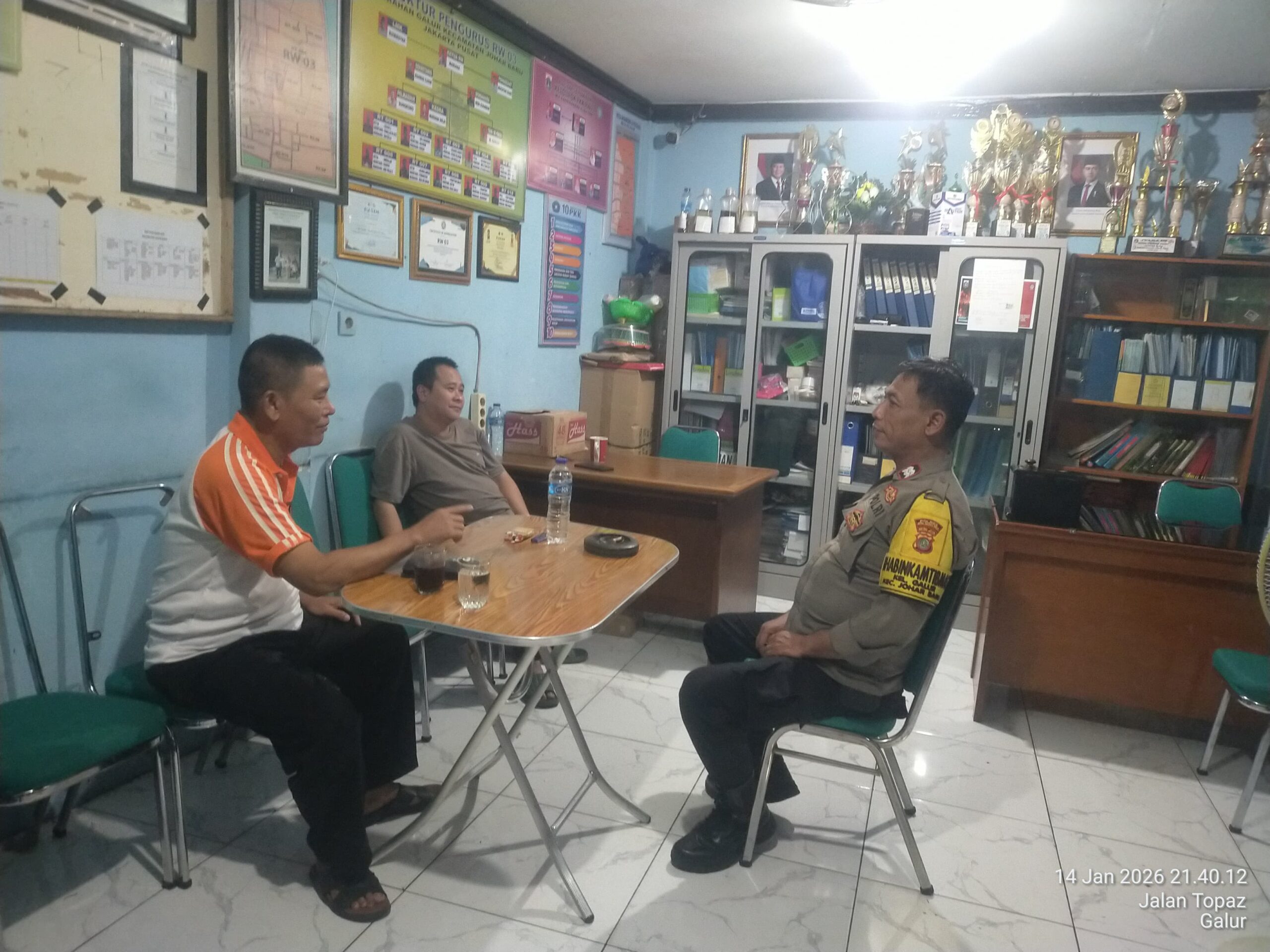 Malam Hari, Polisi Sambangi Pos Kamling untuk Perkuat Keamanan Lingkungan Galur