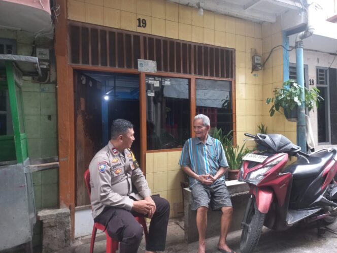 
					Bhabinkamtibmas Kebon Kacang Sambangi Warga RW 09, Ajak Perkuat Kamtibmas dan Cegah Tawuran