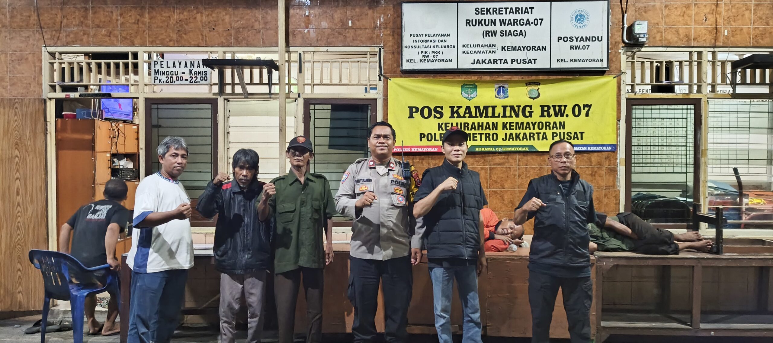 Polri Aktif Jalin Silaturahmi, Pos Satkamling Kemayoran Tetap Siaga