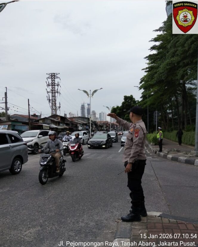 
					Pengaturan Lalu Lintas Pagi Hari, Polisi Pastikan Kelancaran Arus di TL. Pejompongan