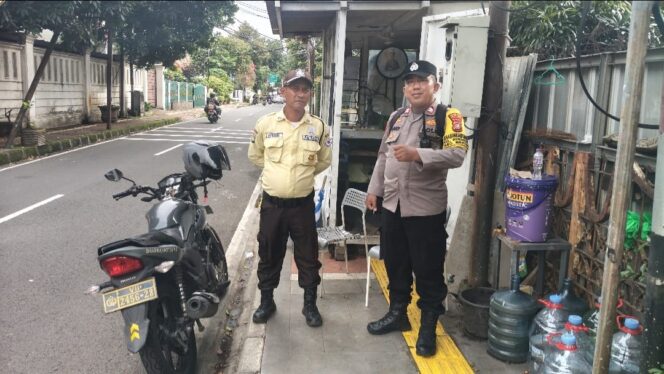 
					Libur Panjang, Bhabinkamtibmas Gondangdia Sambangi Satkamling Jalan Cemara, Perkuat Antisipasi Kejahatan