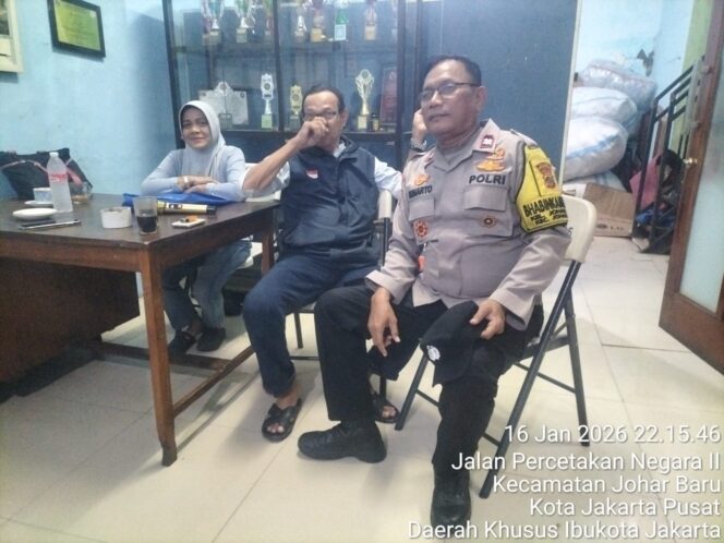 
					Jelang Tengah Malam, Bhabinkamtibmas Sambangi Warga RW 06 Johar Baru Bahas Keamanan