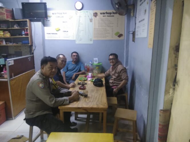 
					Bhabinkamtibmas Sambangi Warga Tanah Tinggi, Perkuat Komunikasi Cegah Kejahatan Malam Hari