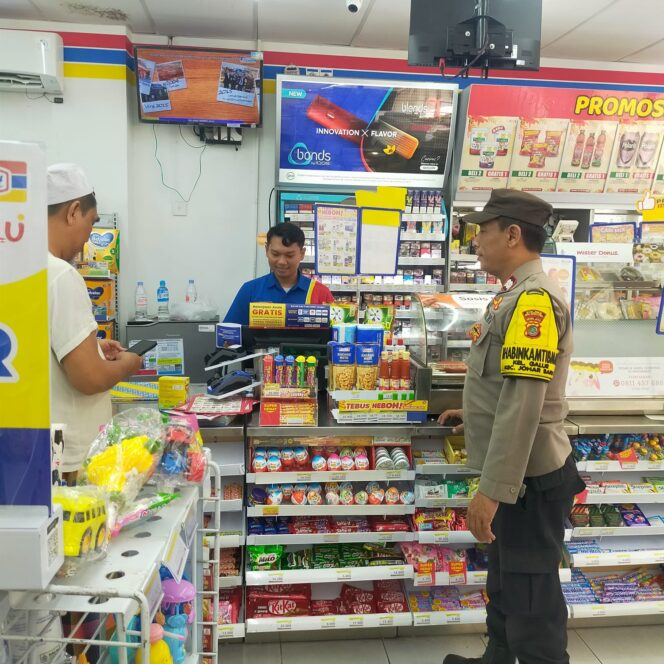 
					Saat Indomaret Ramai Pembeli, Polisi Masuk dan Bangun Rasa Aman dari Balik Etalase