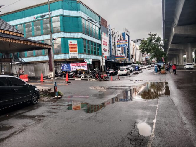
					Kemacetan di Boulevar Timur Kelapa Gading: Parkir Tidak Profesional dan PKL Tanpa Izin Jadi Sorotan