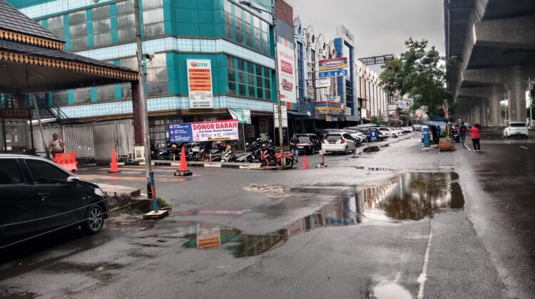 Kemacetan di Boulevar Timur Kelapa Gading: Parkir Tidak Profesional dan PKL Tanpa Izin Jadi Sorotan