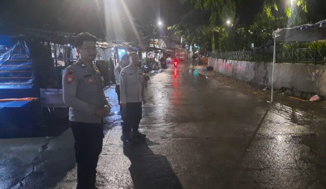 
					Hujan Tak Surutkan Patroli, Polsek Metro Tanah Abang Jaga Kamtibmas di Malam Hari