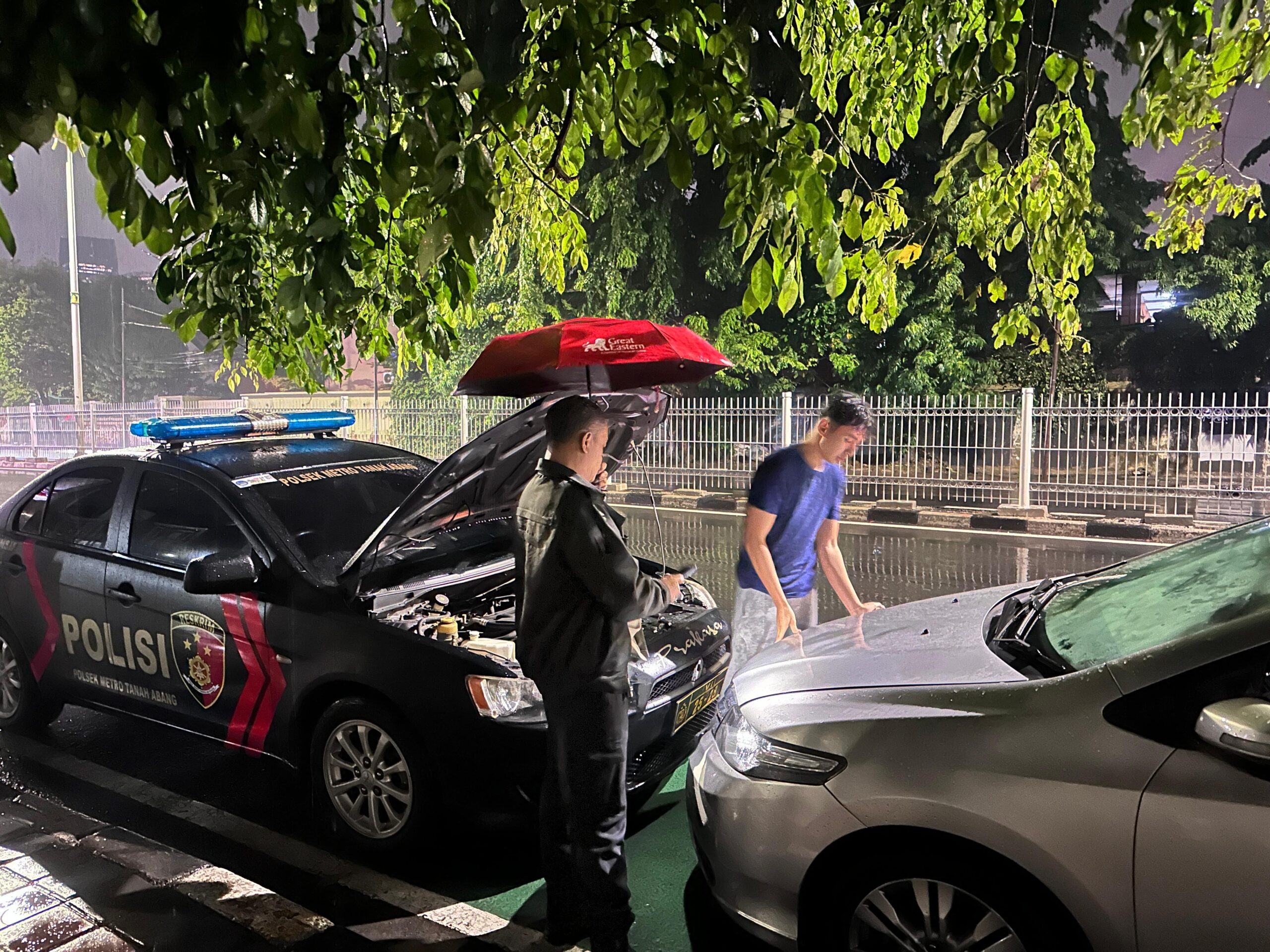 Respon Cepat Polsek Metro Tanah Abang Melalui Layanan 110 terhadap Kendaraan Mogok