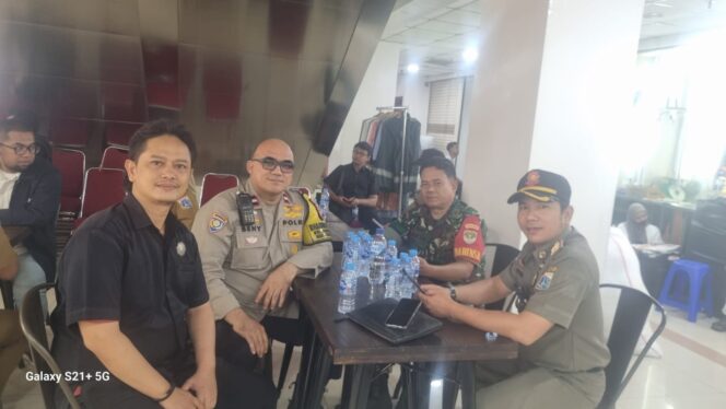 
					Bhabinkamtibmas Kampung Bali Bersama Tiga Pilar Sambangi Pasar PMTA Sampaikan Imbauan Kamtibmas
