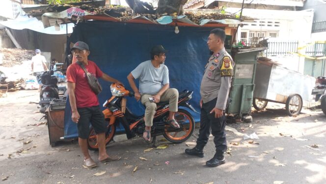 
					Bhabinkamtibmas Ajak Warga RW 02 Kebon Kacang Aktifkan Siskamling