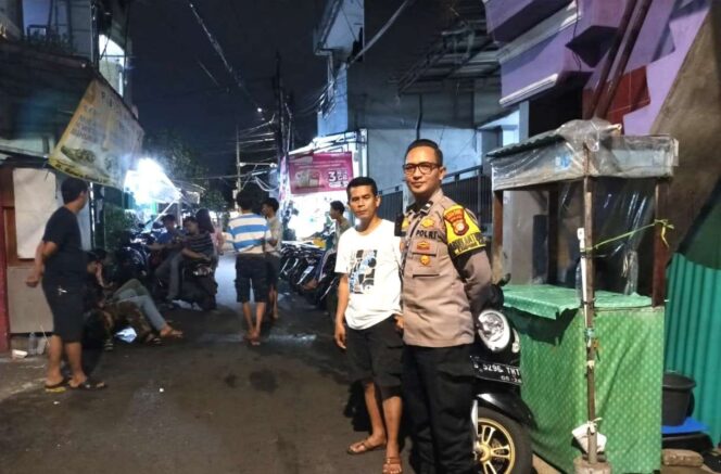 
					Malam Libur, Bhabinkamtibmas Kampung Rawa Perkuat Dialog dengan Warga Jaga Kamtibmas