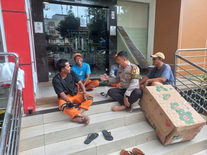 
					Bhabinkamtibmas Kelurahan Kebon Kacang Laksanakan Sambang PPSU Sampaikan Imbauan Antisipasi Banjir