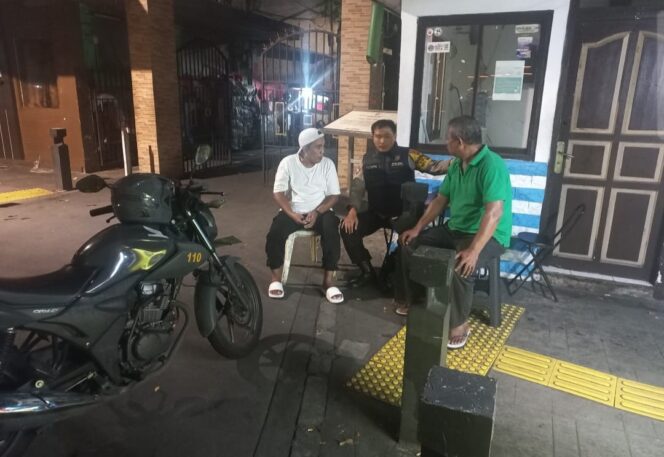 
					Bhabinkamtibmas Cikini Sambangi Satkamling, Warga Diimbau Waspada Kejahatan Dini Hari