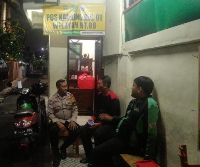 
					Humanis dan Preventif, Bhabinkamtibmas Cempaka Putih Timur Sambangi Pos Kamling