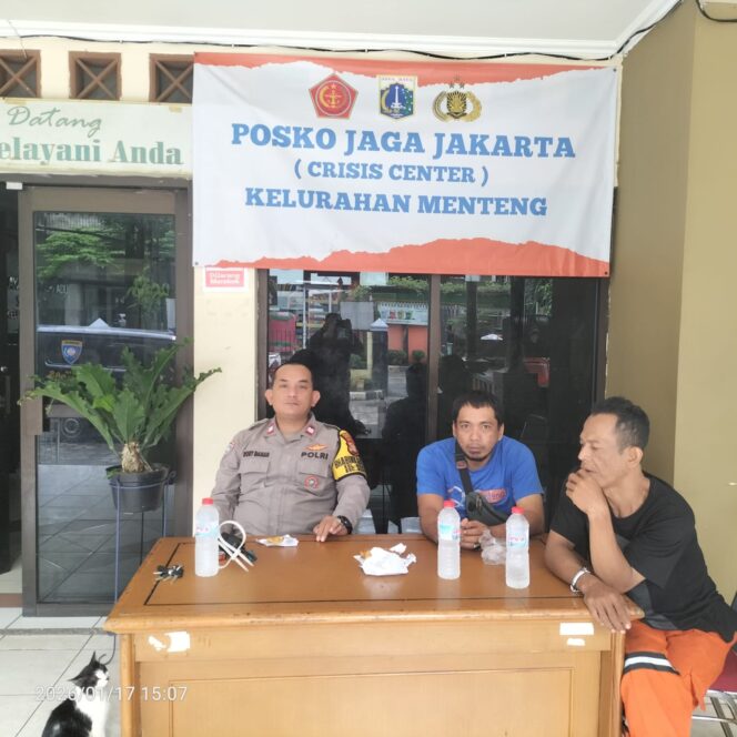 
					Bhabinkamtibmas Menteng Monitoring Posko Jakarta Crisis Center, Antisipasi Dampak Musim Hujan