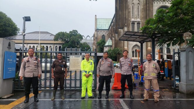 
					Kapolsubsektor Pasar Baru Pimpin Pelayanan Giat Misa Minggu di Gereja Katedral