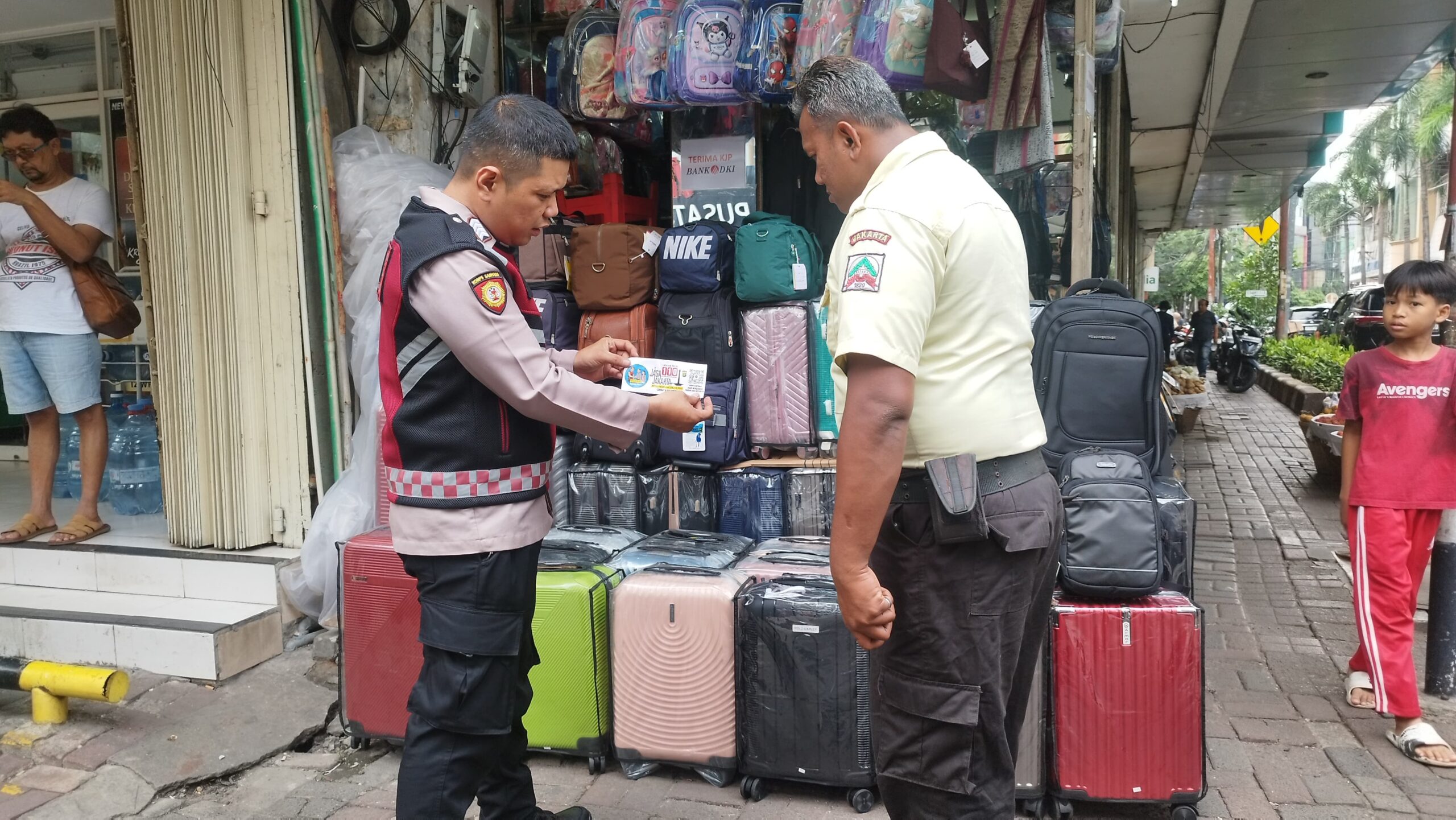 Unit Samapta Sosialisasi Barcode Laporan Kamtibmas di Pasar Baru