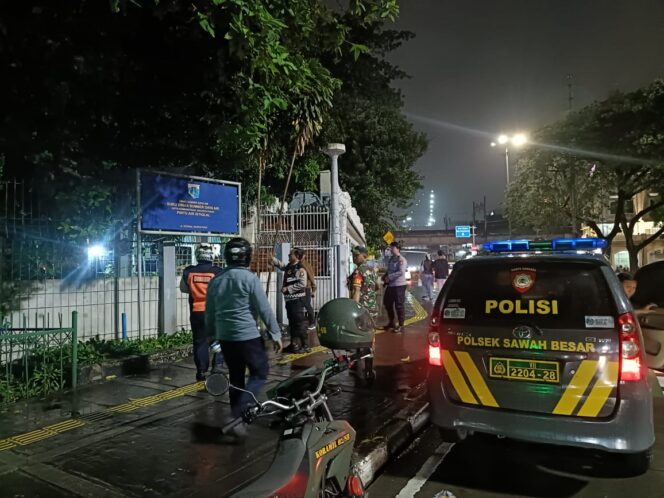 
					Polisi Patroli Tengah Malam Cek Pompa Air Jembatan Merah, Pastikan Sawah Besar Tetap Aman