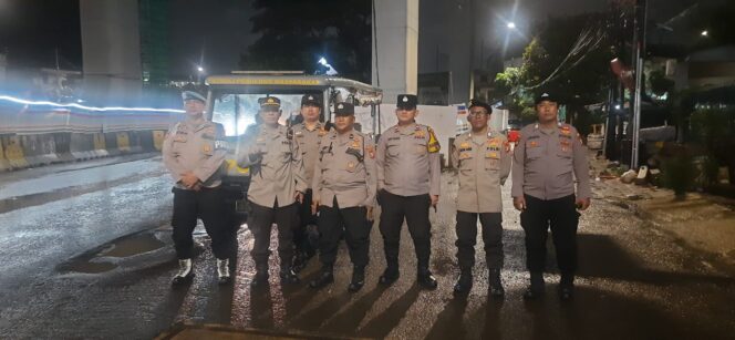 
					Hujan Deras Tak Surutkan Langkah Polisi, Patroli Cipkon Menteng Cegah Tawuran