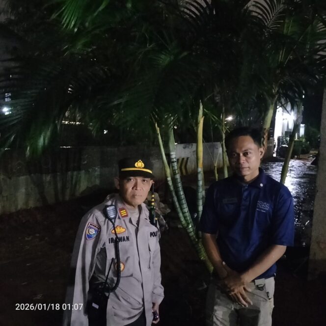 
					Kanit Binmas Menteng Cek Pompa Air Mapalus Thamrin, Pastikan Penanganan Kendala Berjalan Lancar