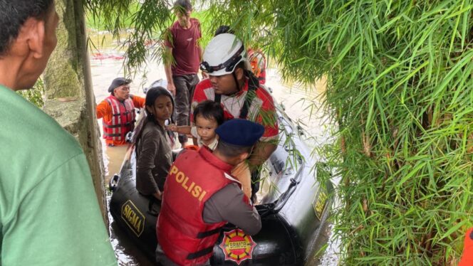 
					Brimob Polda Metro Jaya Sigap Evakuasi Warga Terdampak Banjir Kali Ulu Cikarang