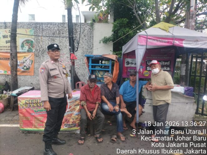 
					Bhabinkamtibmas Johar Baru Intensifkan Patroli Dialogis, Warga Diajak Waspada Gangguan Kamtibmas
