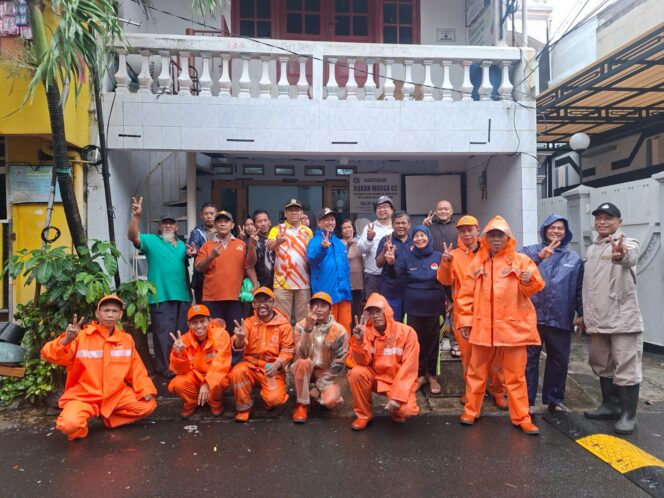 
					Gerebek Lumpur RW 02 Galur, Sinergi Tiga Pilar Bersihkan Lingkungan Cegah Banjir Lokal