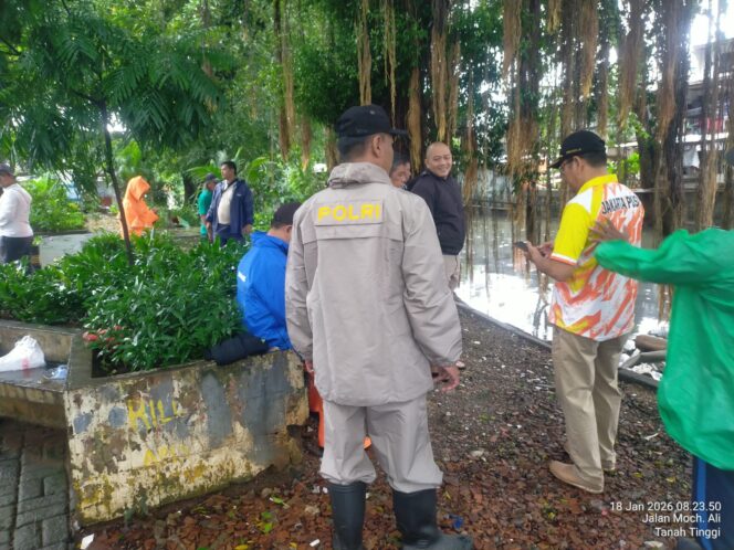 
					Cek Genangan Air di Galur, Bhabinkamtibmas Pastikan Aktivitas Warga Terpantau Aman