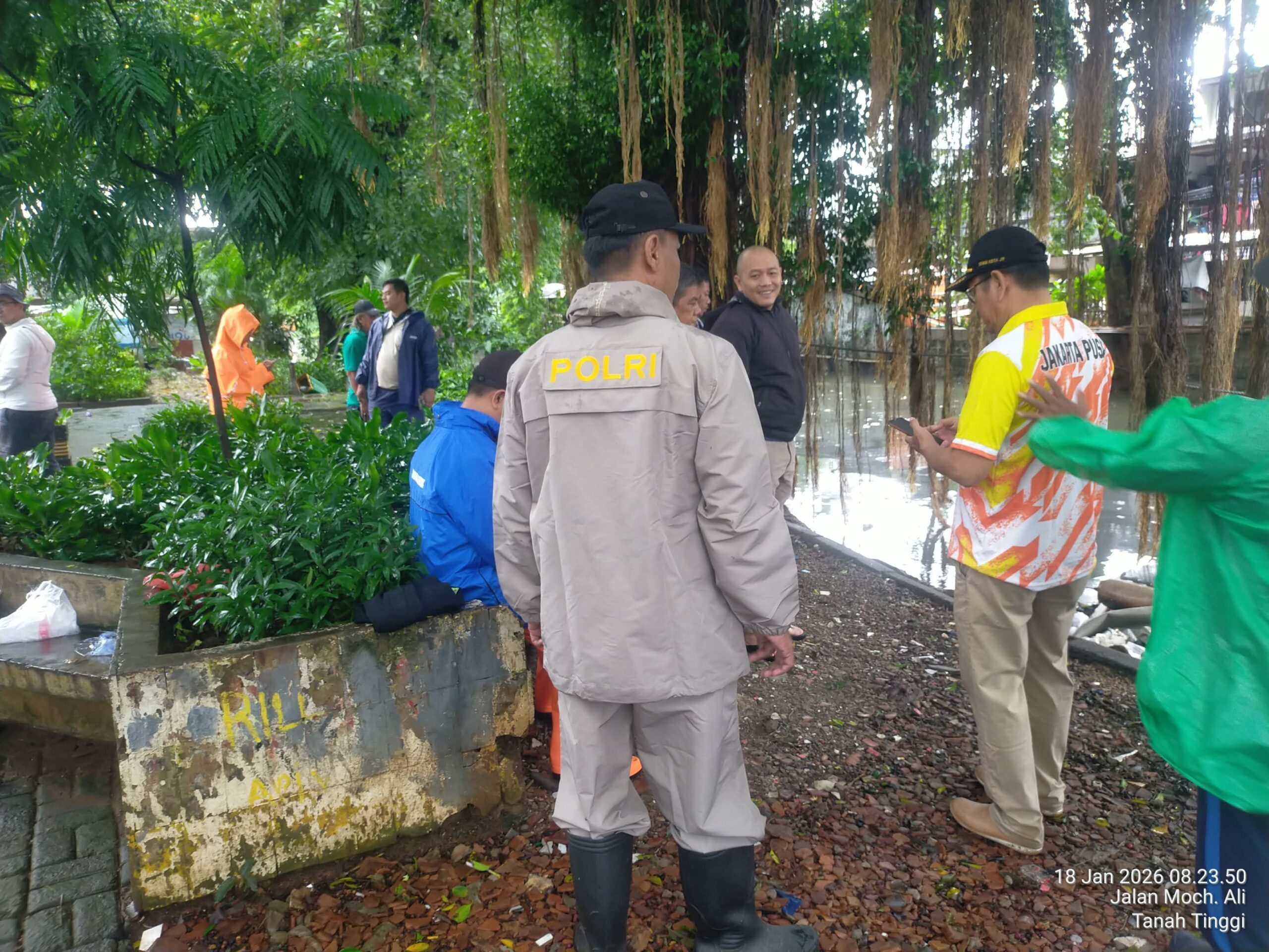Cek Genangan Air di Galur, Bhabinkamtibmas Pastikan Aktivitas Warga Terpantau Aman