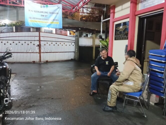
					Bhabinkamtibmas Sambangi Pos Satkamling RW 07 Kampung Rawa, Warga Diimbau Waspada Jam Rawan