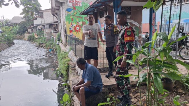 
					Antisipasi Banjir, Bhabinkamtibmas Gelora Bersama Babinsa Cek Ketinggian Air Kali Grogol Utara