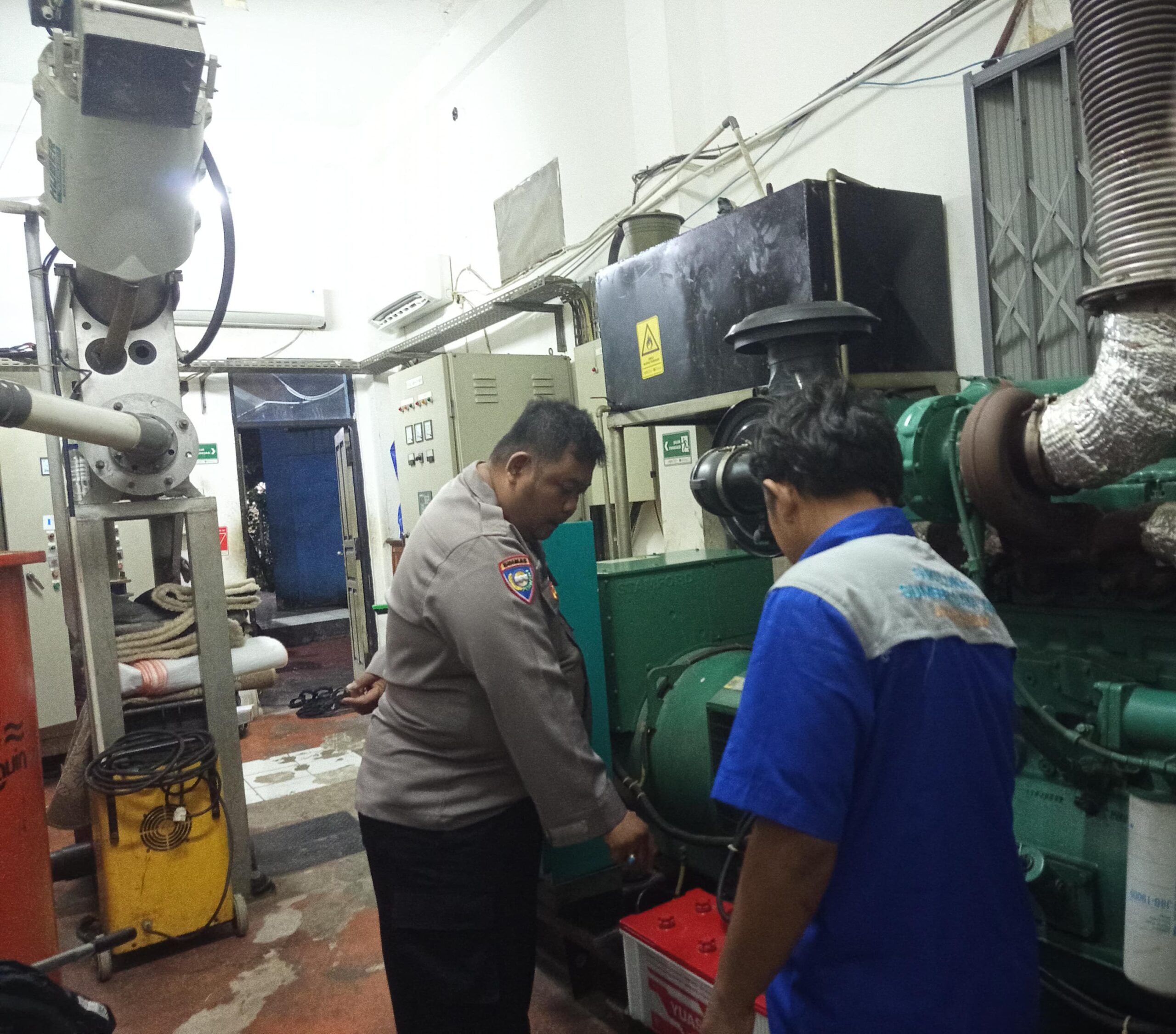 Musim Hujan, Bhabinkamtibmas Benhil Pantau Pompa Air dan Debit Kali Krukut