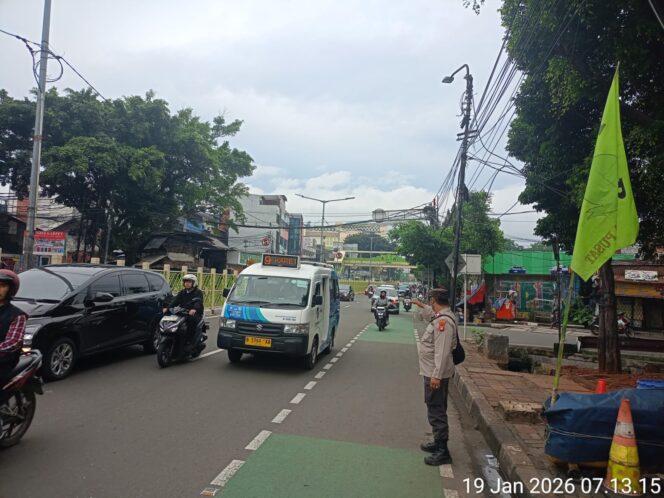 
					Pelayanan Pagi Hari, Polsek Metro Tanah Abang Atur Lalu Lintas di Kebon Kacang