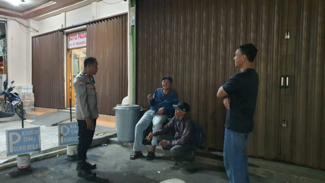 
					Bhabinkamtibmas Pasar Baru Sambang Malam, Cegah Kejahatan Di Komplek Ruko