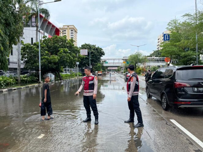 
					Genangan Mangga Dua Raya Dipantau Polisi, Arus Lalu Lintas Dialihkan Sementara