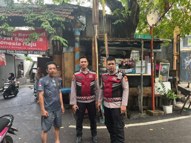 
					Unit Samapta Cek Genangan Di Mangga Dua Selatan, Warga Gotong Royong Bersihkan Jalan